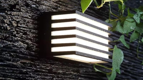 Wand & Fassadenlampe Gitterdesign schwarz groß 22x11cm IP65 12W warmweiss
